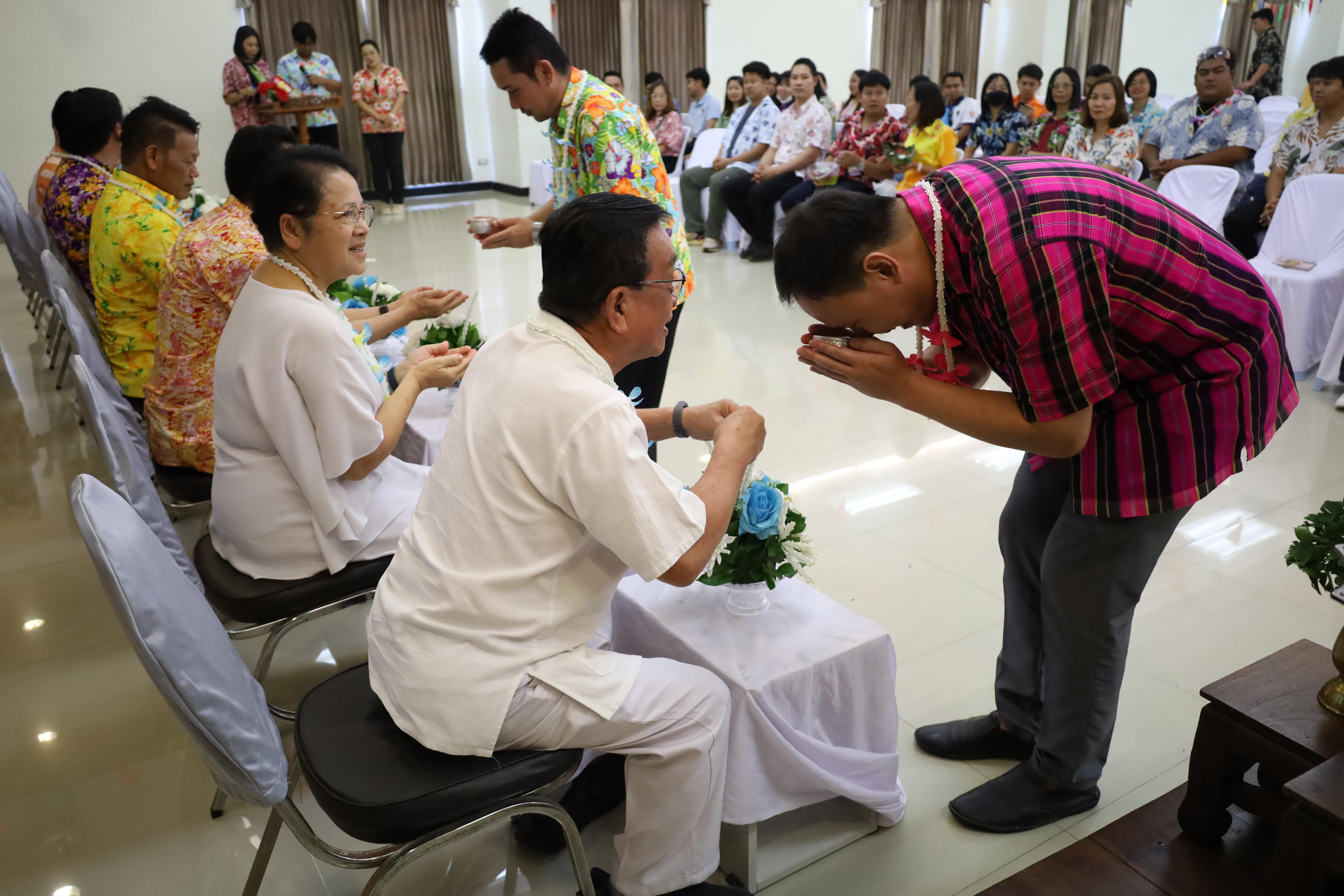 238. วันที่ 26 เมษายน 2568 สาขาการบริหารการศึกษา ได้จัดกิจกรรมรดน้ำดำหัวคณาจารย์ระดับบัณฑิตศึกษา ประจำสาขาการบริหารการศึกษา ณ ห้องประชุมครุร่มสัก 1 ชั้น 3 อาคารคณะครุศาสตร์
